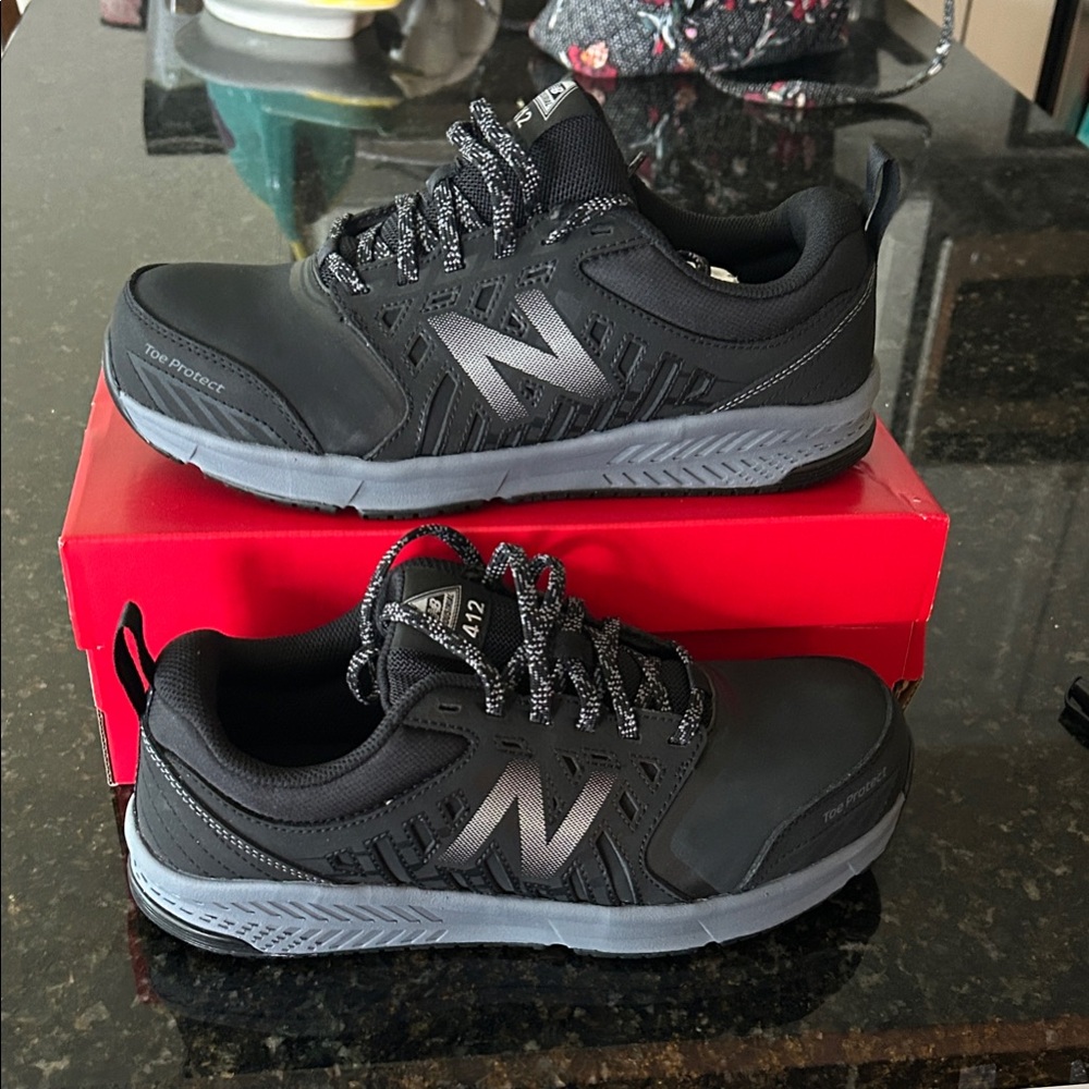 New Balance Men's Black and Dark Gray Sneakers